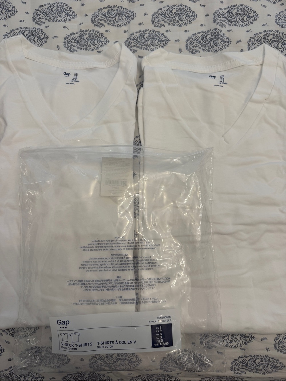 GAP Men's White V-Neck Tee Set - White (2 Pack)